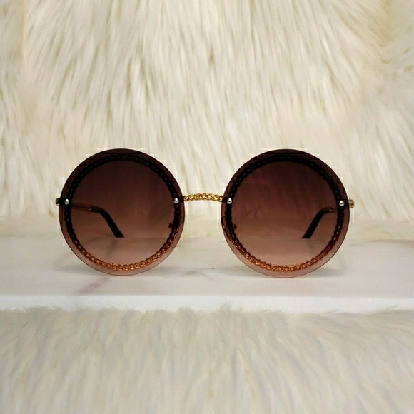 🎅 Round Luxury Sunglasses with Gold Chain Accent - Picture 4 of 8